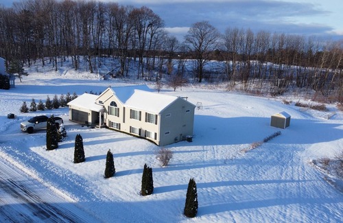 Traverse City House | Dream Palace, with Hot Tub, Game Room, Fire pit, 5BR-3BA, near Long Lake