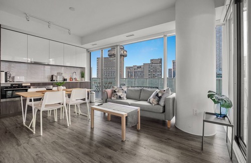 Central Waterfront House | Dream Suite in Harbourfront core with Amazing Lake & CN Tower view