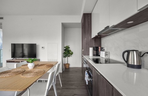 Central Waterfront House | Dream Suite in Harbourfront core with Amazing Lake & CN Tower view