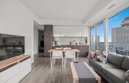 Central Waterfront House | Dream Suite in Harbourfront core with Amazing Lake & CN Tower view
