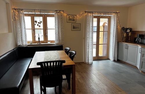 Raubling House | Dream vacation apartment with garden, near mountains and Chiemsee, 4 bedrooms
