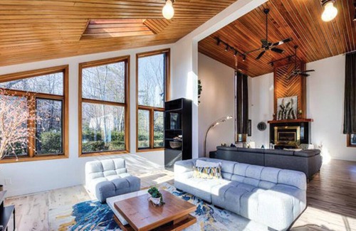 Bellefeuille Villa | Dream Vacation Home in Saint-Jerome