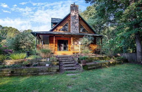 Stevensville House | Dream Vacation Home on 2 acres w/hot tub - Close to beaches & wineries