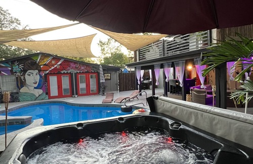 Carrollwood Villa | Dream Villa w a Pool, Hot tub and a Sauna behind Carrol lake