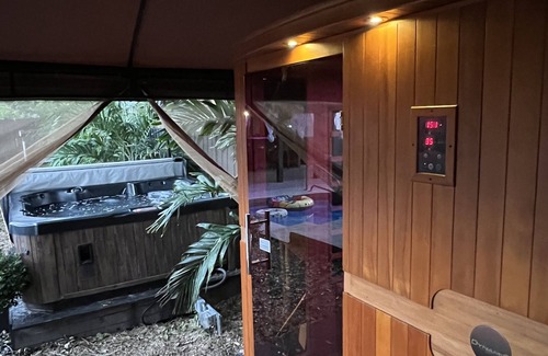 Carrollwood Villa | Dream Villa w a Pool, Hot tub and a Sauna behind Carrol lake