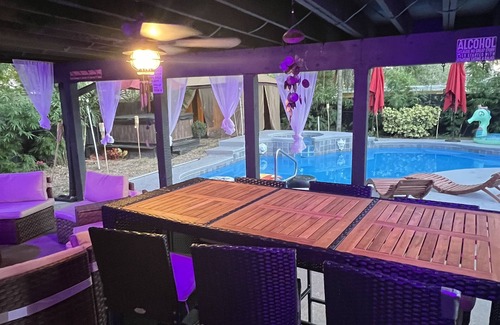Carrollwood Villa | Dream Villa w a Pool, Hot tub and a Sauna behind Carrol lake