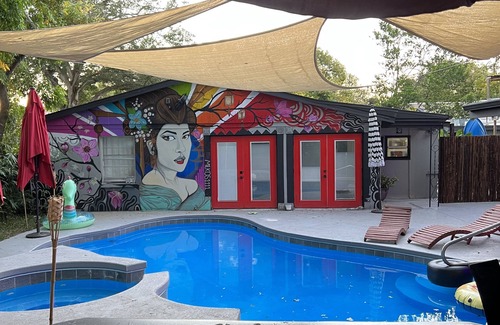 Carrollwood Villa | Dream Villa w a Pool, Hot tub and a Sauna behind Carrol lake