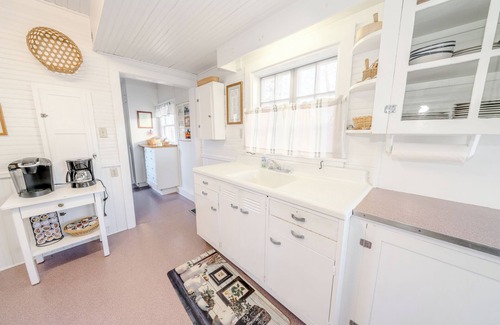 Belfast House | Dreamlea is an oceanfront 3-bedroom house in Belfast, Maine