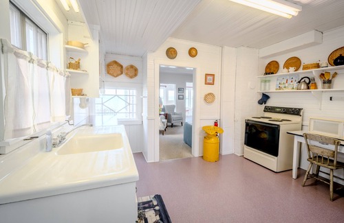 Belfast House | Dreamlea is an oceanfront 3-bedroom house in Belfast, Maine