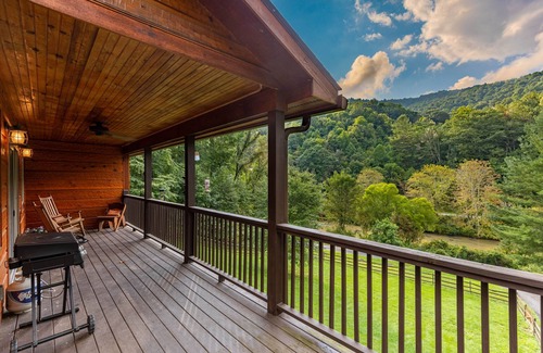 Todd House | Dreams and Streams -3BR on the New River, within walking distance to Wahoo's adventures.