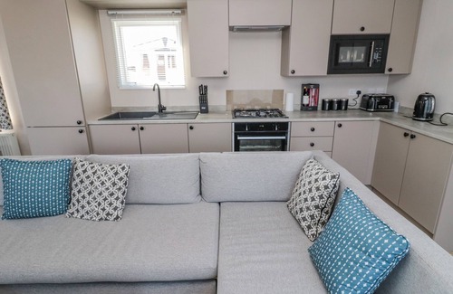 Morpeth Cottage | DREAMS & STREAMS, pet friendly, with hot tub in West Thirston