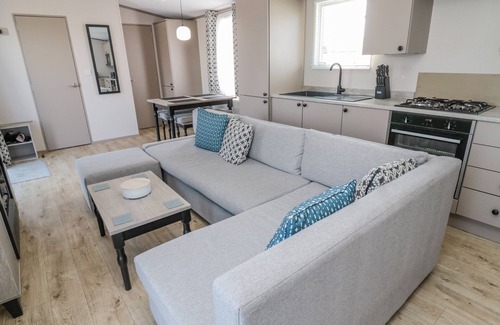 Morpeth Cottage | DREAMS & STREAMS, pet friendly, with hot tub in West Thirston