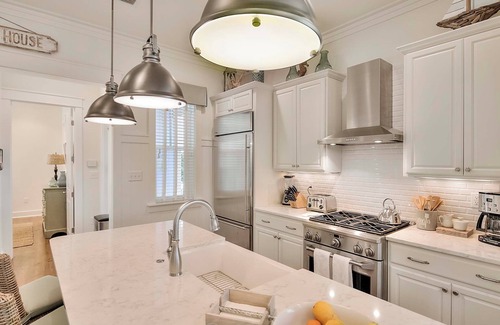 Watercolor House | Dreamy 5BR WaterColor Retreat, Beach Club Passes, Golf Cart, Bikes, Dragonfly Pool 2 Blocks Nearby!