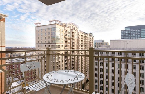 Ballston Apartment | Dreamy Ballston 1BR w/W/D, Gym & Pool, near Metro, by Blueground