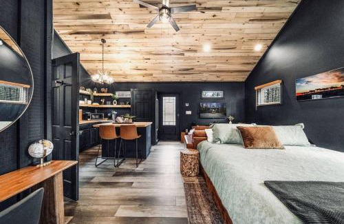 Sevierville House | Dreamy Cabin Near Gatlinburg Hot Tub Fire Pit Secluded and Cozy!