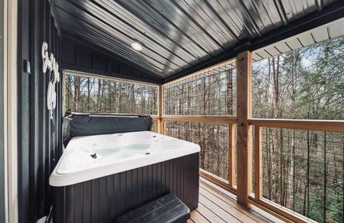 Sevierville House | Dreamy Cabin Near Gatlinburg Hot Tub Fire Pit Secluded and Cozy!