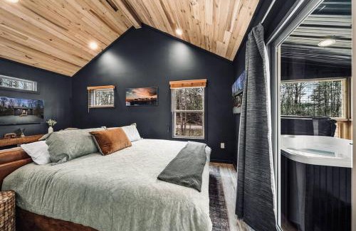 Sevierville House | Dreamy Cabin Near Gatlinburg Hot Tub Fire Pit Secluded and Cozy!