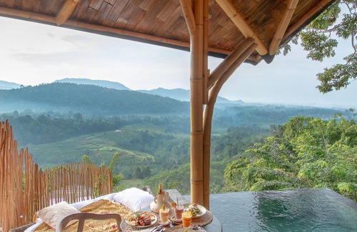 Klungkung Villa | Dreamy Cliffside Bamboo Villa with Pool and View