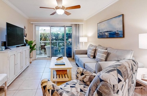 Downtown Dunedin Condo | Dreamy Condo W/ Shared Pool, High-Speed WiFi, Private Patio, & Great Location!