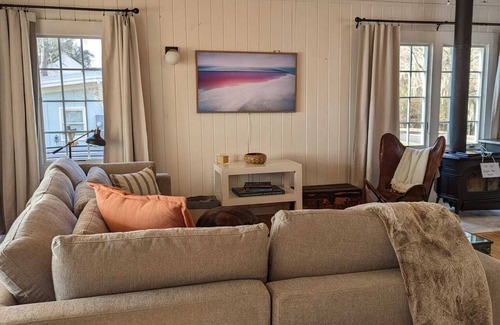 Hallsboro House | Dreamy Cottage right on the Lake, Dog Friendly!