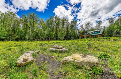 Franconia House | Dreamy, dog-friendly cabin home near Cannon Mountain Ski Resort