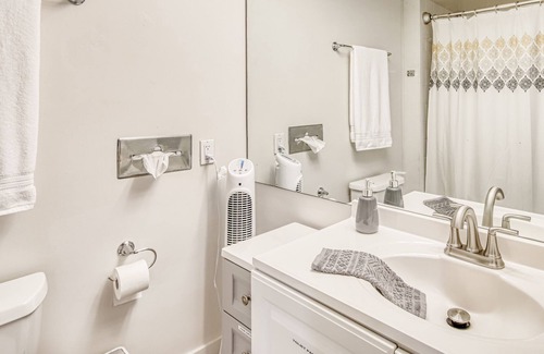 Hilo Apartment | Dreamy Island Gem W/ Full Kitchen, Free WiFi, Shared Pool, & Private Balcony!
