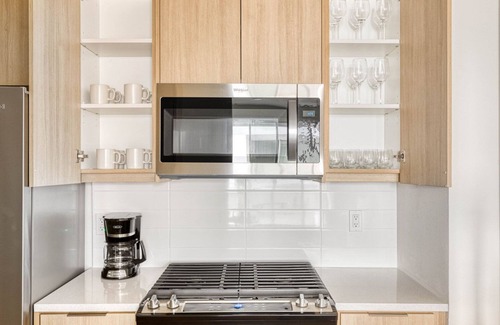 NoHo Arts District Apartment | Dreamy North Hollywood 2BR w/Gym, Pool & BBQ, nr Shops, by Blueground