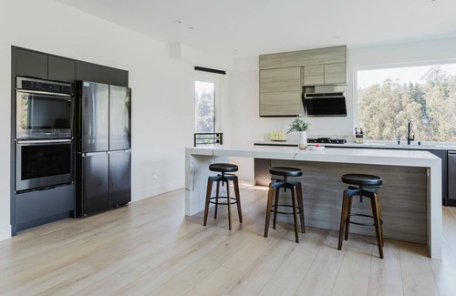 Piedmont Pines Apartment | Dreamy Oakland 3BR w/Parking, A/C & W/D, by Blueground
