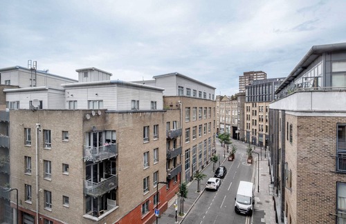 Hoxton West Apartment | Dreamy Old Street 2BR, nr Gardens, Tube & Shoreditch, by Blueground