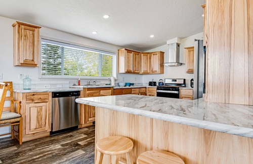 Sweetwater House | Dreamy retreat with golf course & lake views, Ideal Beach Resort amenities