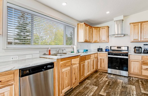 Sweetwater House | Dreamy retreat with golf course & lake views, Ideal Beach Resort amenities