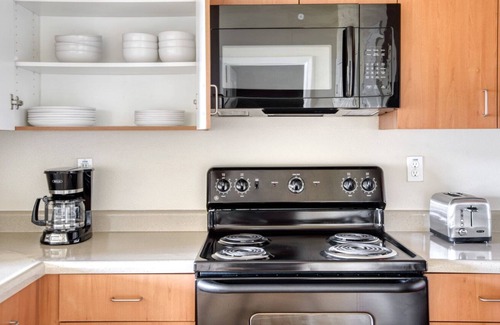 South San Francisco Apartment | Dreamy South SF 1BR w/ W/D, Gym & Pool, nr BART, by Blueground