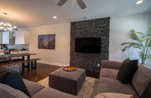 South Nashville House | Dreamy Townhome - Cozy Vibe - Mins to Broadway!