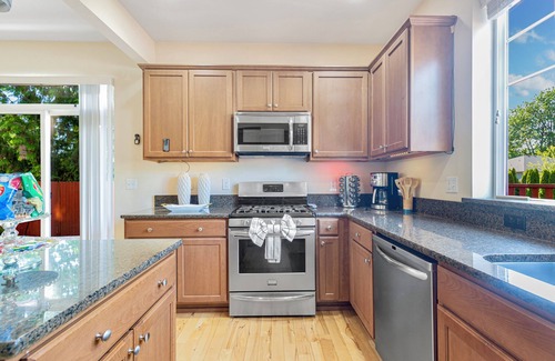 Martha Lake House | DREAMZ VILLA: Spacious and cozy House