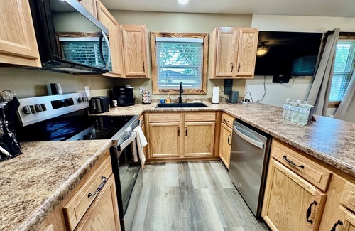 Mountain Grove House | Drew’s Delight - Relax in Comfort! Modern, Fully Remodeled, No Stairs!