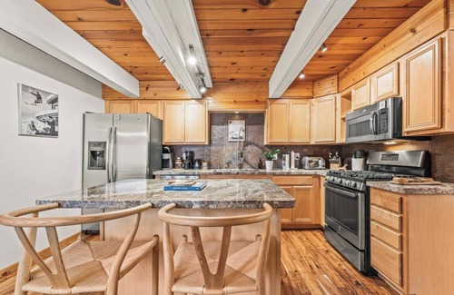 Tahoe Pines Cabin | Drifthaus | Firepit, Deck & BBQ!