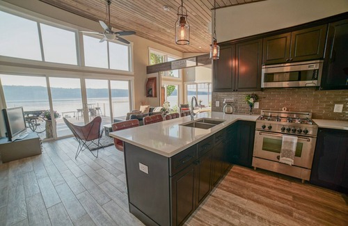 Olalla House | Driftwood Beach- Executive Waterfront Home with Kayaks