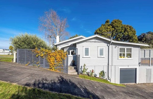 Surfdale House | Driftwood Cottage - Our Island