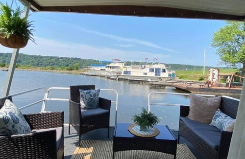Sabula Boat Rental | "Driftwood" Cozy Houseboat on the Water for 2