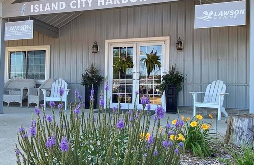 Sabula Boat Rental | "Driftwood" Cozy Houseboat on the Water for 2