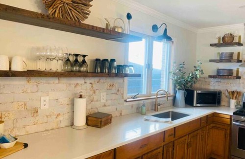 Leamington House | Driftwood Lakehouse with hot tub. Short walk to Point Pelee Park