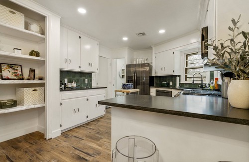 Mayo Meadow House | Driller’s Landing: EV & RV h/u. Art Deco by the Expo!