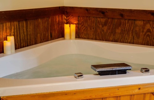Montebello Cabin | Dripping Rock-1 King BR, Jacuzzi, Kitchenette