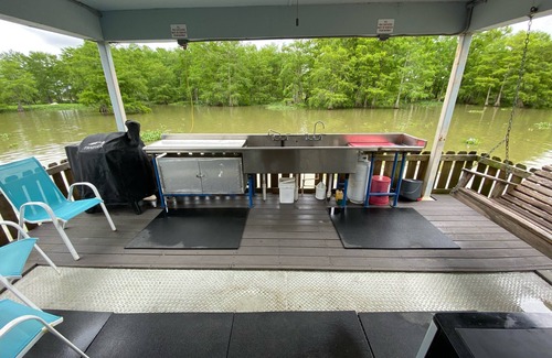 Venice Boat Rental | Drive up & park 6 ft from this clean, equipped houseboat in Cypress Cove Marina