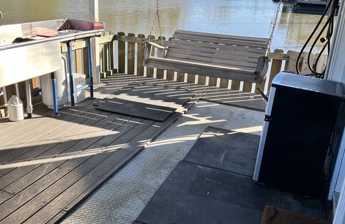 Venice Boat Rental | Drive up & park 6 ft from this clean, equipped houseboat in Cypress Cove Marina