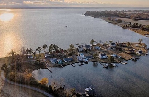 Sharps House | Drop Anchor! Coastal secluded dock waterfront 2hr from DC Kayak SUP 4BR/3BA