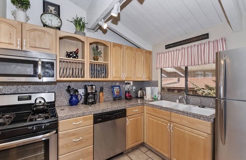 Big Bear Lake Condo | Drop Inn to Summit by Destination Big Bear : At Snow Summit! Private Hot Tub! Slope View! 2 Stoves & Microwaves!