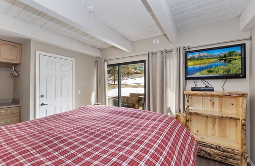Big Bear Lake Condo | Drop Inn to Summit by Destination Big Bear : At Snow Summit! Private Hot Tub! Slope View! 2 Stoves & Microwaves!