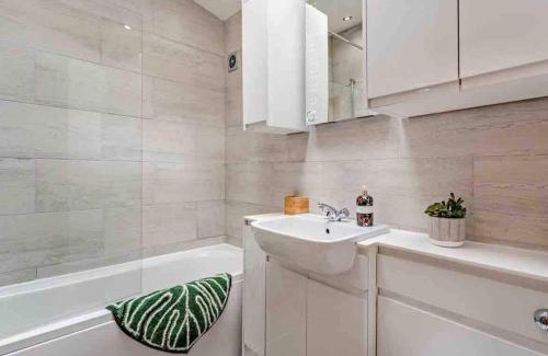 Lanark House | Drovers Lodge, farm retreat in rural Lanarkshire, family and pet friendly, onsite craft distillery, perfect location for exploring central Scotland