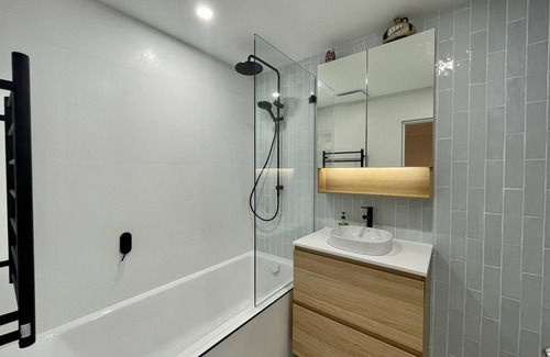 Drummoyne House | Drummoyne-DRUM8 Day Street - Spacious 3BR Townhouse with Courtyard Opposite Brett Park Near Bay Run